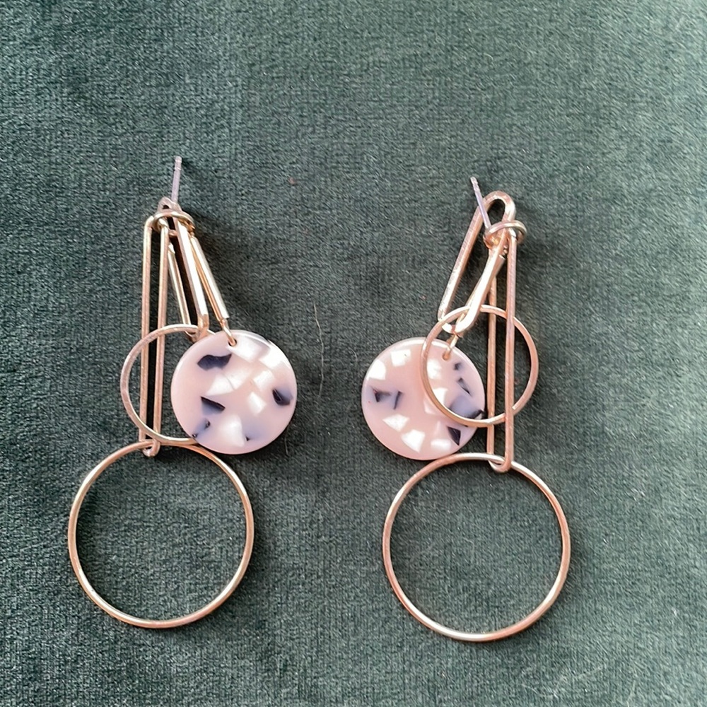 Gold earrings with resin feature